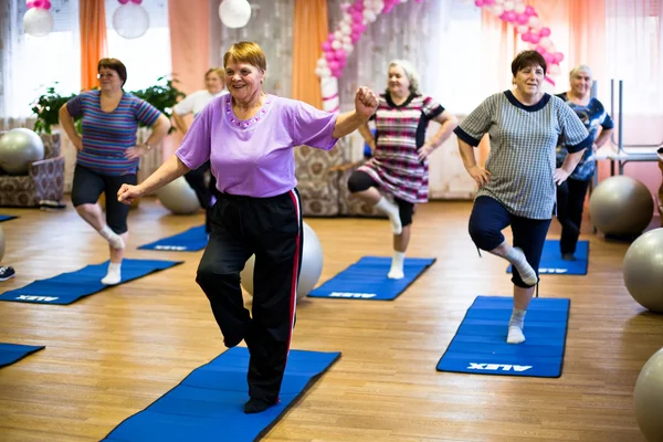 Podporozhye, RUSSIA  OCTOBER 11: Day of Health in Center of social services for pensioners and disabled Отрада (Fitness training for elderly and disabled), October 11, 2012 in podporozhye, Russia. — Stockfoto